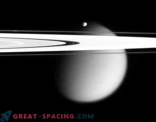 Cassini esimene ajalooline suhe Saturni rõngaste vahel