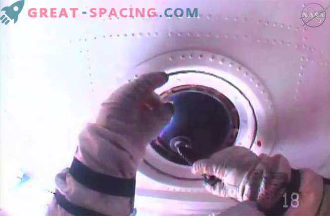 Astronauții scrutează ferestrele stației