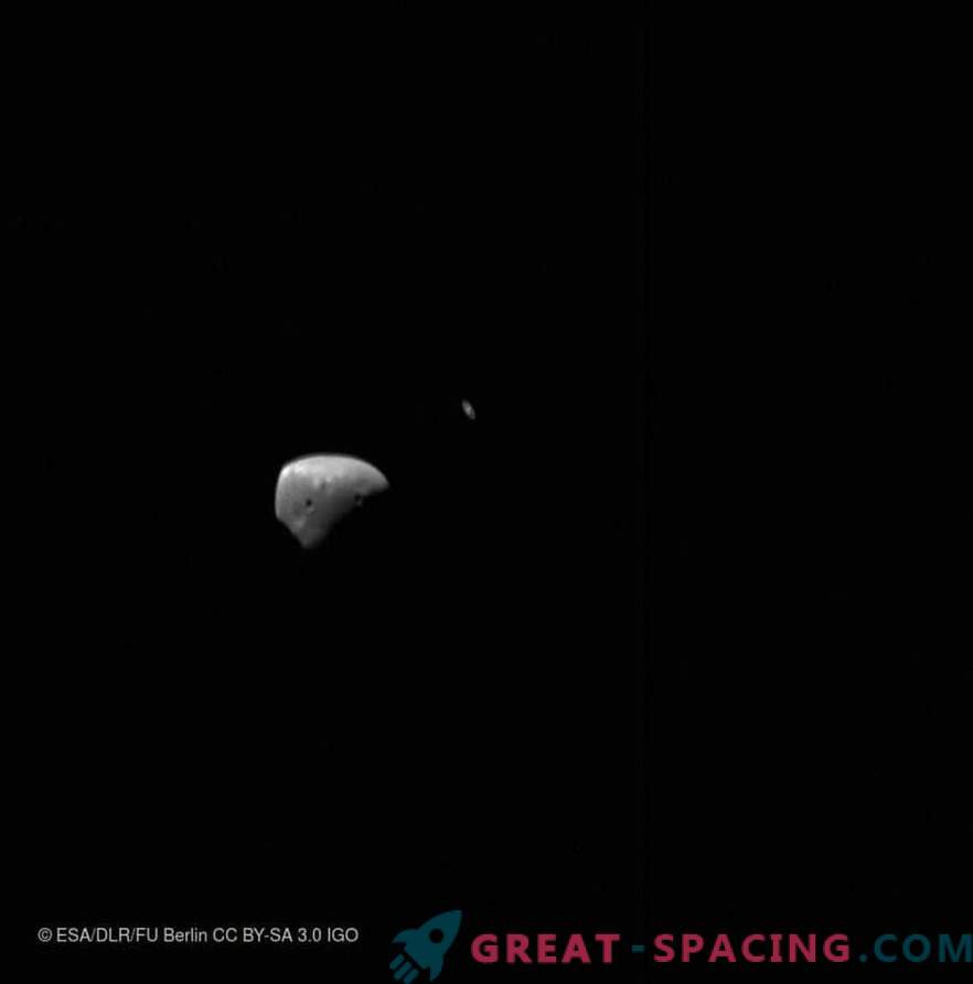 Mars Express vaatab satelliite Saturni rõngaste taustal.