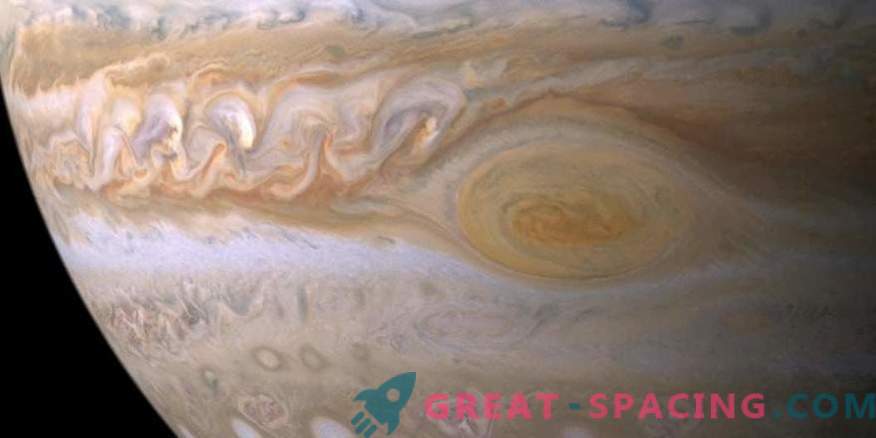 Hämmastavad meteoroloogilised nähtused Jupiteri suurepärases punases kohas