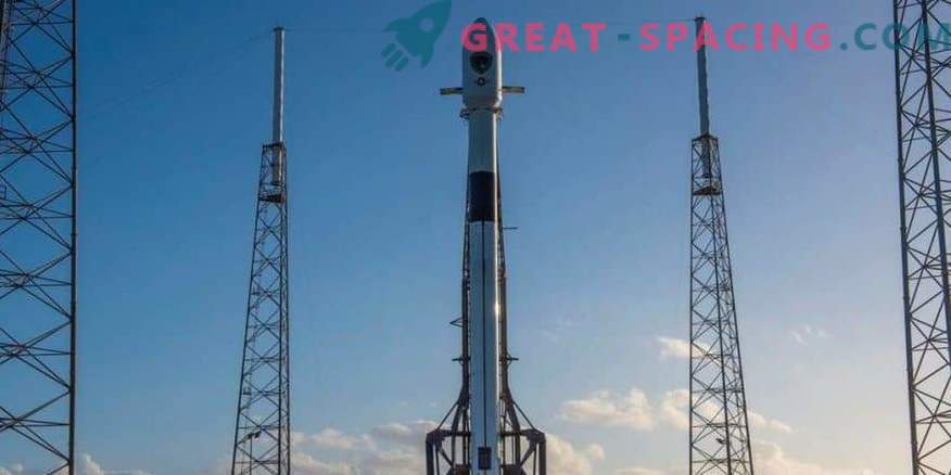 SpaceX retrasa el lanzamiento del satélite de navegación debido al viento fuerte