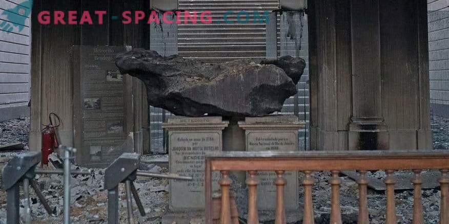 Suurim Brasiilia meteoriit suutis püsida tõsises tulekahjus.