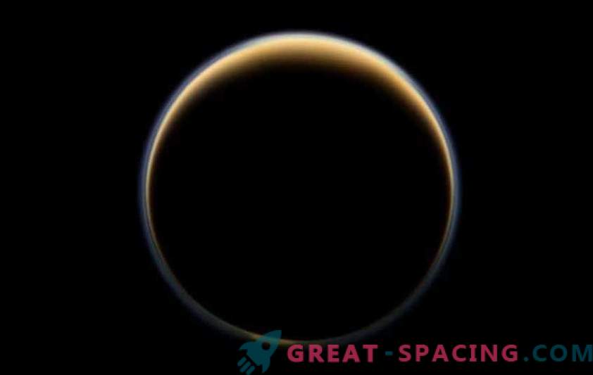 Salapärasel Titanil on kummaline valgus
