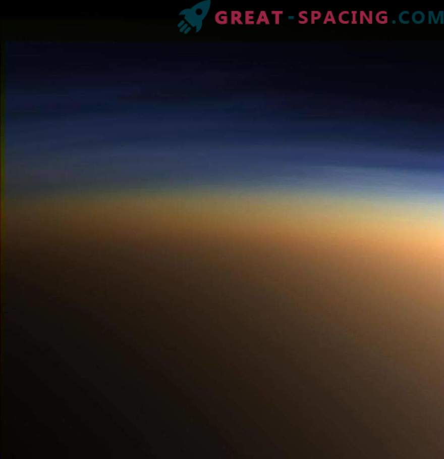 Salapärasel Titanil on kummaline valgus