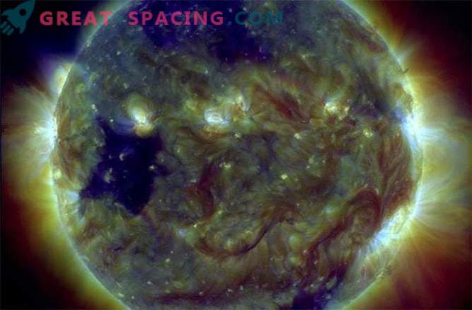 Päikese koronaalne auk naaseb, kuid päikese torm puudutab vaid veidi Maa