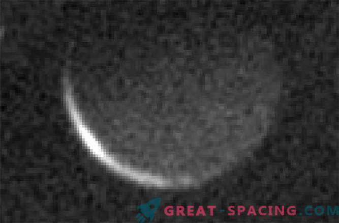Öösel, mis on Plutoni suurim satelliit Charonist laskumas