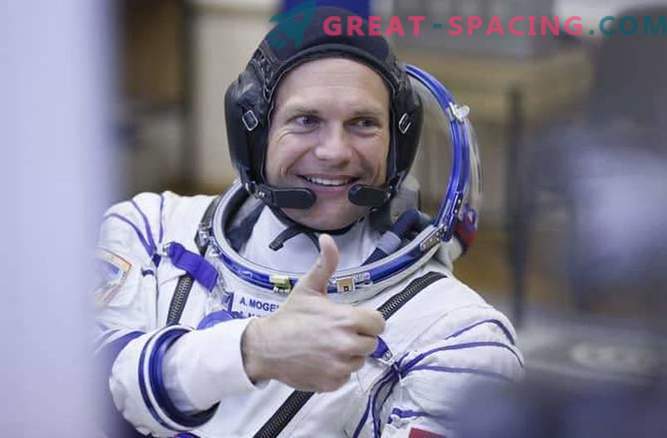 Astronaut koos ISS-iga kontrollib 