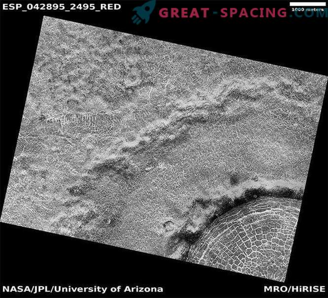 Orbiter tabas Marsi pinnal pragudega täidetud kraateri