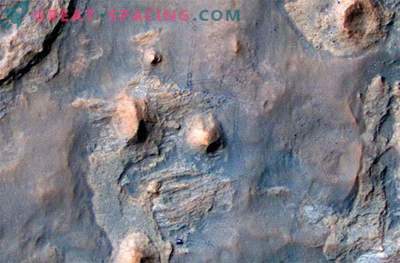 Curiosity roveri robotit jälgib tema sõber ja kaaslane Mars Reconnaissance Orbiter