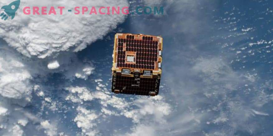 Väike satelliit püüab vabaneda tühja ruumi rämpsust.