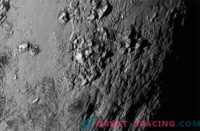 New Horizons: Pluto on jäised mäed, Charon on aktiivne