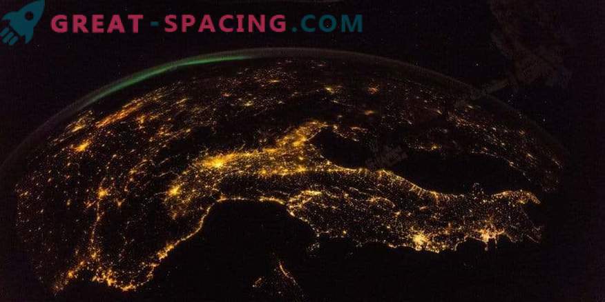 Hämmastav vaade ISSist öösel Maa.