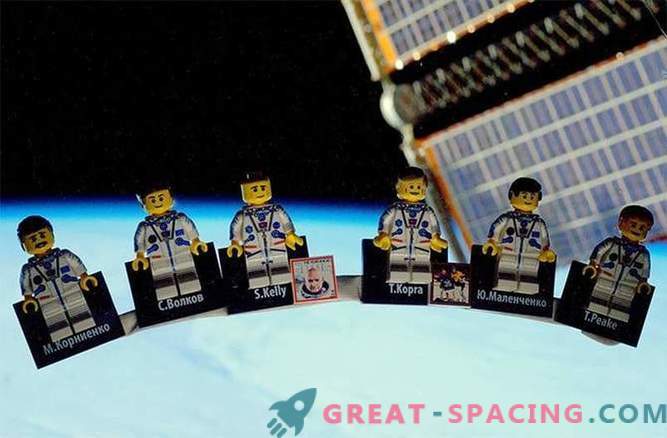 Suurbritannia astronauti näitab LEGO kosmoseaparaati vabasõitjatele