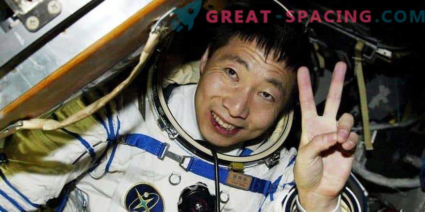 Hiina kosmonauti räägib kosmoselaevade kummalisest mürast. Arvamus ufologov