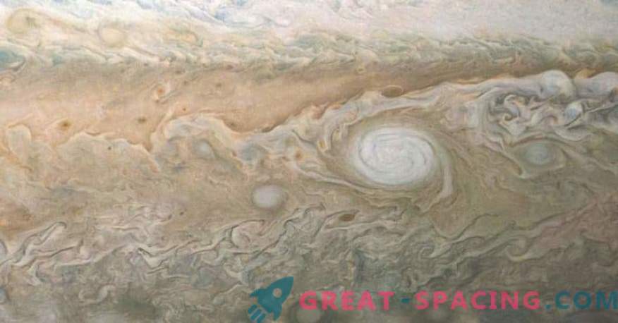 Padrões atmosféricos surpreendentes do gigante Júpiter