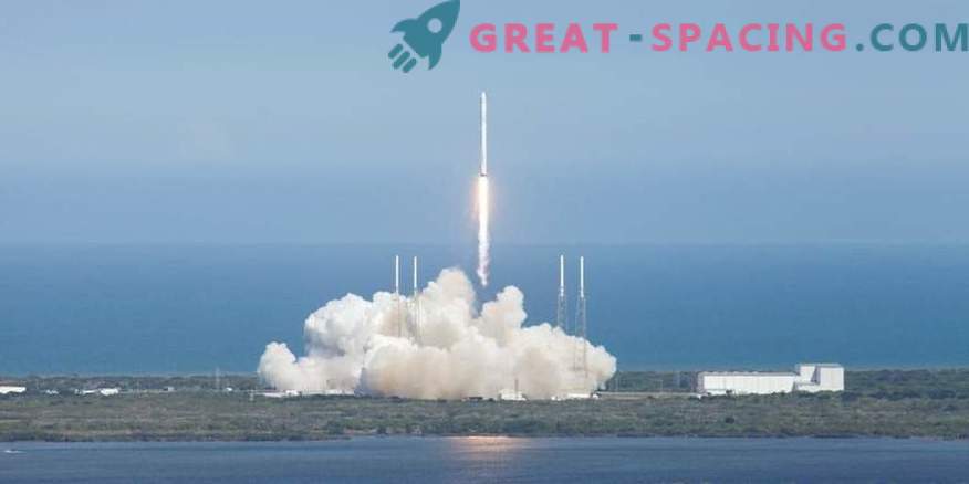 SpaceX lükkab turistide kuu orbiidile saatmise