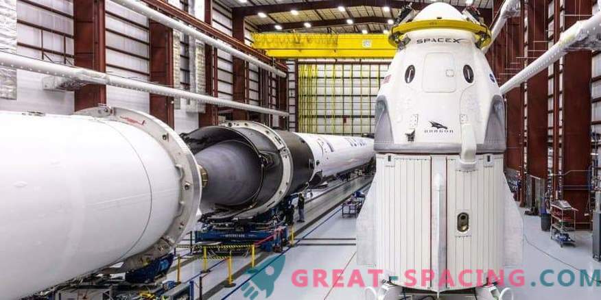 SpaceXi esimene meeskonna kosmoselaev on debüüdi jaoks valmis