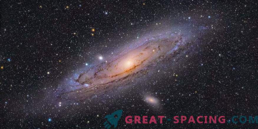 Andromeda galaktika vilgub tähtede värvilisel merel