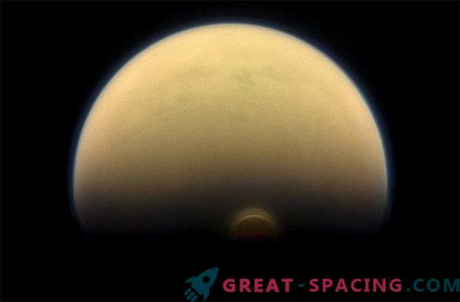 Titanil avastati hiiglaslik jääpilv