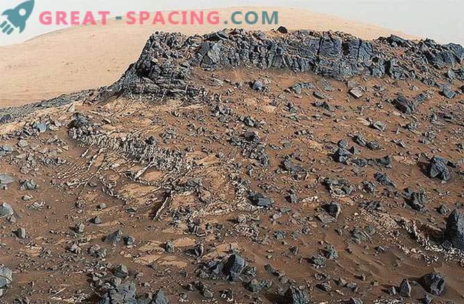 Marsi rover avastas rohkelt mineraalseid seteteid kivide pragudes