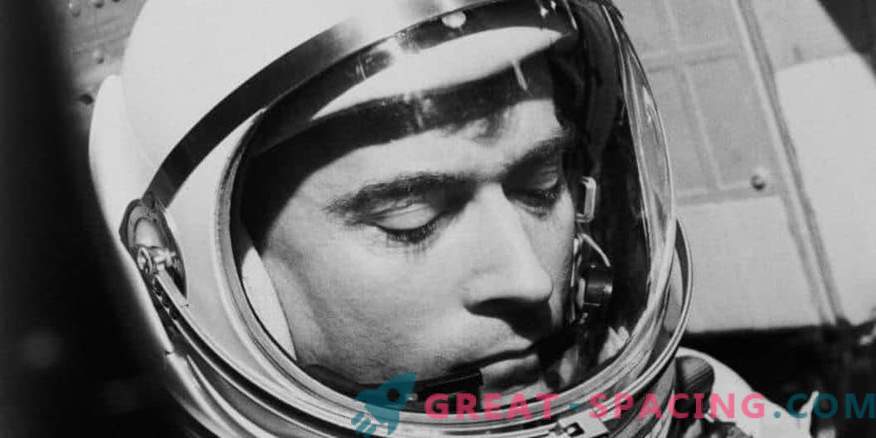 Legendaarne astronauti John Young suri.