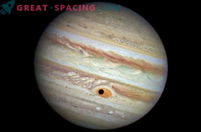 Jupiteri satelliit varjab suure punase koha