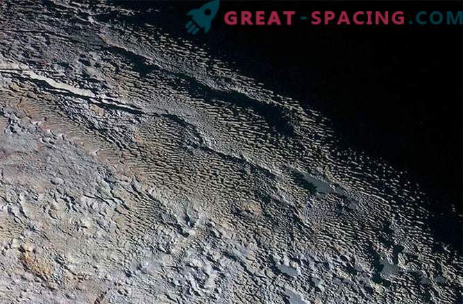 Salapärane Pluto ringkäik: kummaline maastik, mis sarnaneb madu nahale