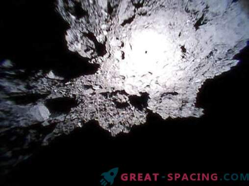 Ryugu asteroidne kivine pind Jaapani roverite ülevaates